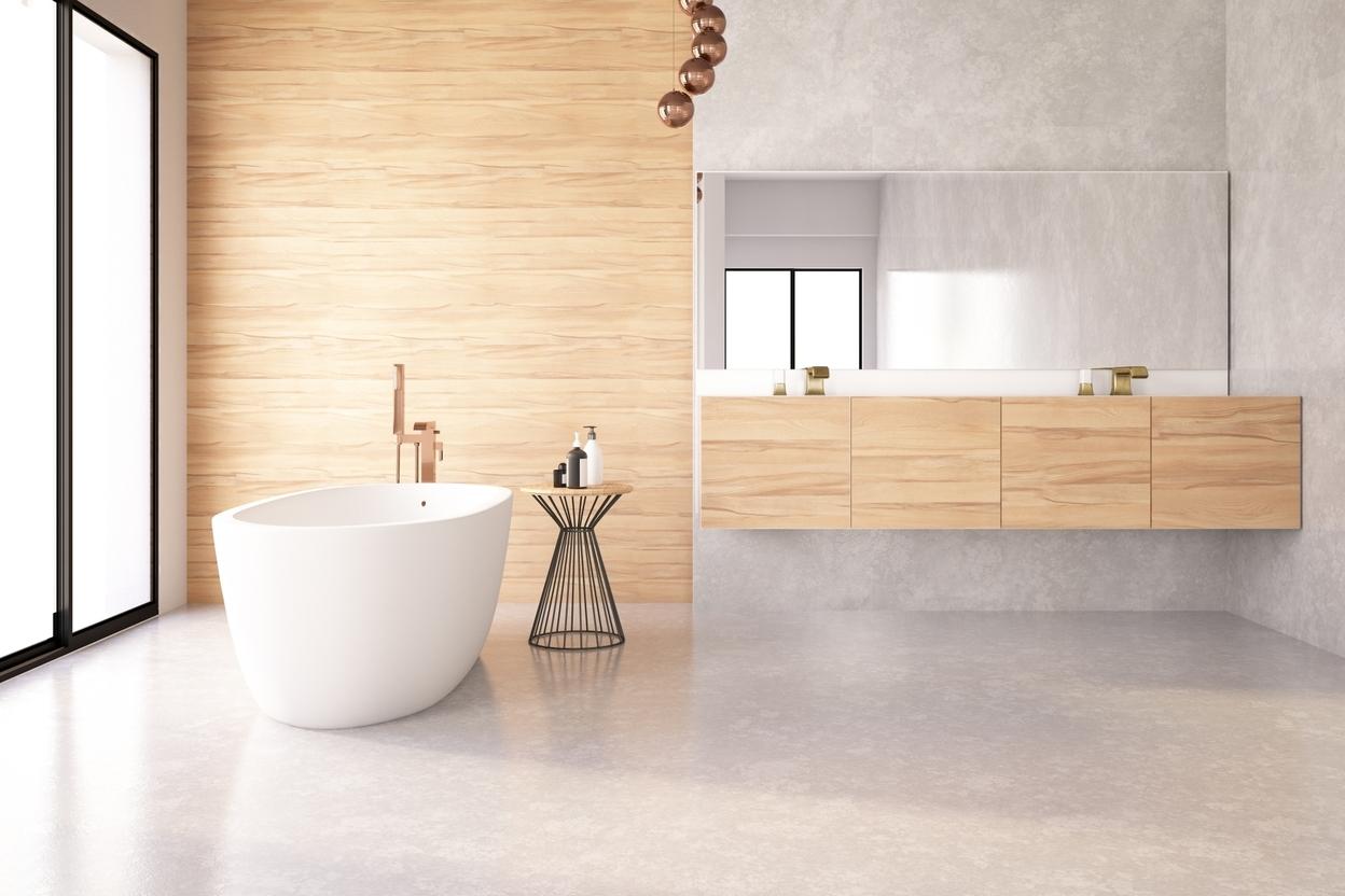 Helle Badimpression mit Einbauschrank und passendem Waschtisch Helle Badimpression mit Einbauschrank und passendem Doppel-Waschtisch mit Schubladen, weiße freistehende Badewanne an Fensterfront